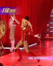 Look de "Moulin Ru: The Rusical" – Mama Z