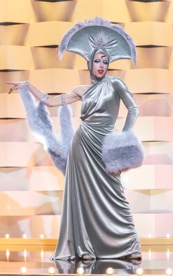 Weinsanto : les drag queens Paloma et La Grande Dame, de Drag Race France,  stars du défilé