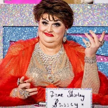 Look del Snatch Game – Dame Shirley Bassey