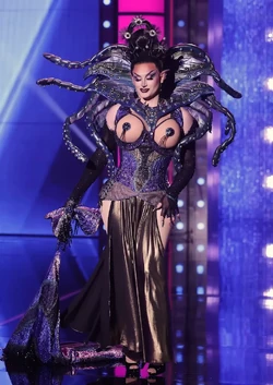 IrenetheAlienAS10EntranceLook