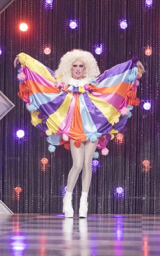 SynthiaCircusBezerkusLook