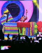 Look de 'Lo Que Más Amo De México' (intro) – Piñatas