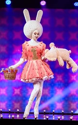 VanessaVanCartierDoubleDutchLook.jpg (264 KB) Double Dutch Look – Miffy with a Spliffy