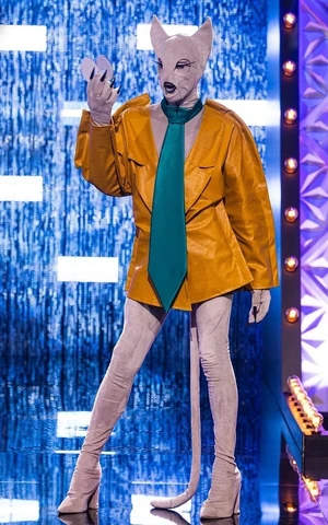 AthenaSorgelikisOffTheFrameLook