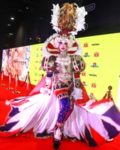 C-PherSLM1RedCarpetLook.jpg (865 kB) Look de la alfombra roja