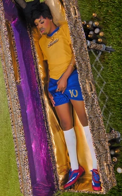 ShannonSkarlletAsChuteirasdeTrovãoLook