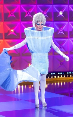 SissyLeaTwistLook2