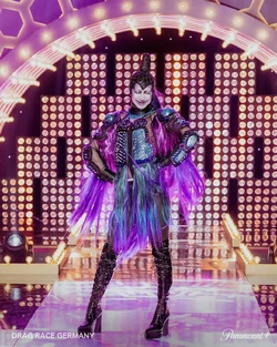 YvonneNightstandHairyAffairLook