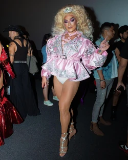 MizzPeachesPremiereLook