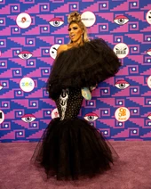 Look de la alfombra morada