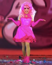 C-PherSLM1FinaleLook3B.jpg (182 kB) Look de 'La Máxima 360' (reveal)