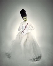 Look no emitido de 'Take Me Up The Aisle'