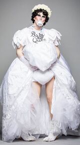 Look de 'Queen Elizabeth Realness' – Baby Queen