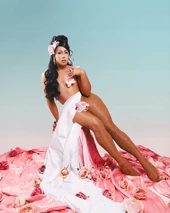 Look no emitido de La Más Famosa – Kali Uchis