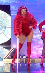 Look de la actuación de "A Little Bit of Love"