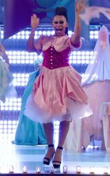Paola & Chiara: Un Rusical Da Favola Non Autorizzato Look 1 (Reveal 1) – Paola Iezzi