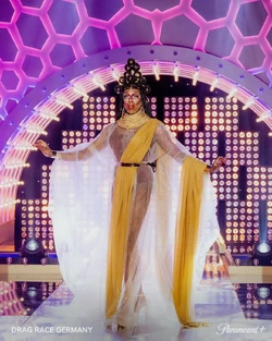 KellyHeeltonOperaQueenLook