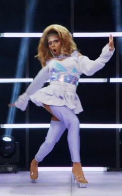 MissNaomiCarterUpInTheClubLook