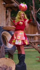 Queen of Tomatoes Look