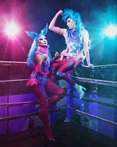 Look no emitido de 'Luchadoras Exóticas' — con un amigo