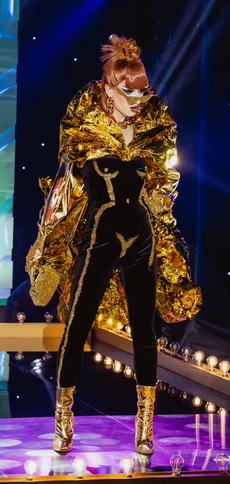 YvonneNightstandGlitterPartyLook