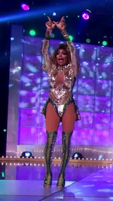 Look de "Las Vegas Live Medley" – Acto 3: "Losing is the New Winning"