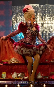 SederginneQueenLook2