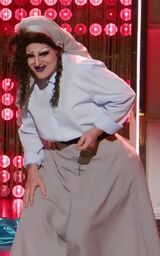 Paola & Chiara: Un Rusical Da Favola Non Autorizzato Look – Aiutante #2