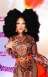Look del estreno del Meet The Queens