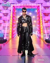 JavierCalvoE1S3Look.jpg (208 kB) Look del episodio 1