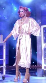 CrystalMethydRusicalAct2Look.jpg (134 kB) Look de "Las Vegas Live Medley" – Acto 2: "Mirror Song"