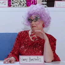 Look del Snatch Game – Barry Humphries (como Dame Edna Everage)