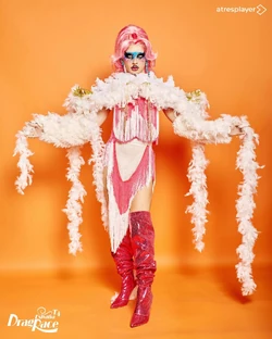 LaNiñaDelantroSecondFirstTimeLook