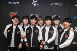 File:SK Telecom T1 with 2015 League of Legends World Champtionship trophy.jpg  - Wikipedia