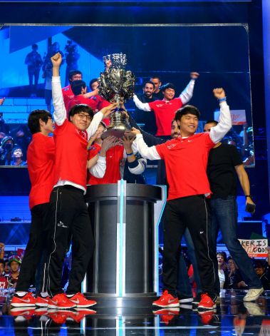 File:SK Telecom T1 with 2015 League of Legends World Champtionship trophy.jpg  - Wikipedia