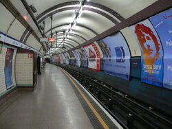 Eastbound Piccadilly Line platform at Earl's Court tube staiton 01