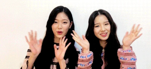 HyunJin and HeeJin Waving