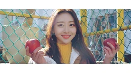 “new” MV Choreography Version “Have you seen #LOONA #Yves’s ballet-like, elegant ‘new’ choreography👀? If the ‘#new’ music video reaches 1 million views, the choreography version music video will be released😉 Join us until 1 million views🤗▶️”