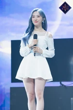 220518 Queendom 2 Naver Don't Go HaSeul 2.png (1,017 KB)