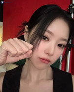 (Check out the Loossemble’s HyunJin’s selfie!)