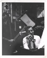 Weegee 9520 1993 435519 displaysize.jpg (85 KB) Musicians behind the scenes, photographed by Weegee