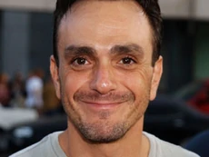 , su doblador original.