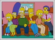 Los Simpson 14 años después. Maggie tiene 15, Marge tiene 48, Homer tiene 50, Bart y Milhouse tienen 24, Lisa tiene 22 y se comprometió a Milhouse.