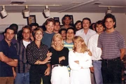 Parte del equipo de guionistas de Los Simpson en 1992. Fila trasera, de izquierda a derecha: Mike Mendel, Colin ABV Lewis (parcialmente), Jeff Goldstein,  (parcialmente), , , , , Ken Tsumara, , ,  (parcialmente), CJ Gibson y . Fila delantera, de izquierda a derecha: Dee Capelli,  y desconocida.