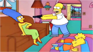 Homer apuntando a Marge con su nueva pistola.