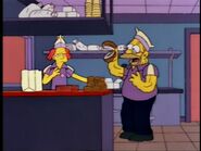 Abuelo jugando con hamburguesa en Krusty Burger