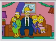 Los Simpson un año después. Maggie tiene 2, Marge tiene 35, Homer tiene 37, Bart tiene 11, Lisa tiene 9. El abuelo se ha ido, probablemente congelado criogénicamente.
