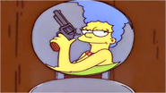 Marge luciendo el arma de Homer.
