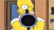 Homer y su nueva arma.