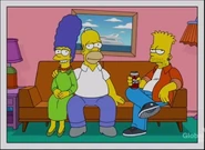 Los Simpson 22 años después. Marge tiene 56 y Homer tiene 58, Bart tiene 32.